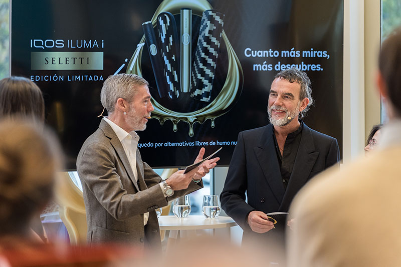 Stefano Seletti presenta la edición Iqos Iluma i x Seletti durante un evento de la marca