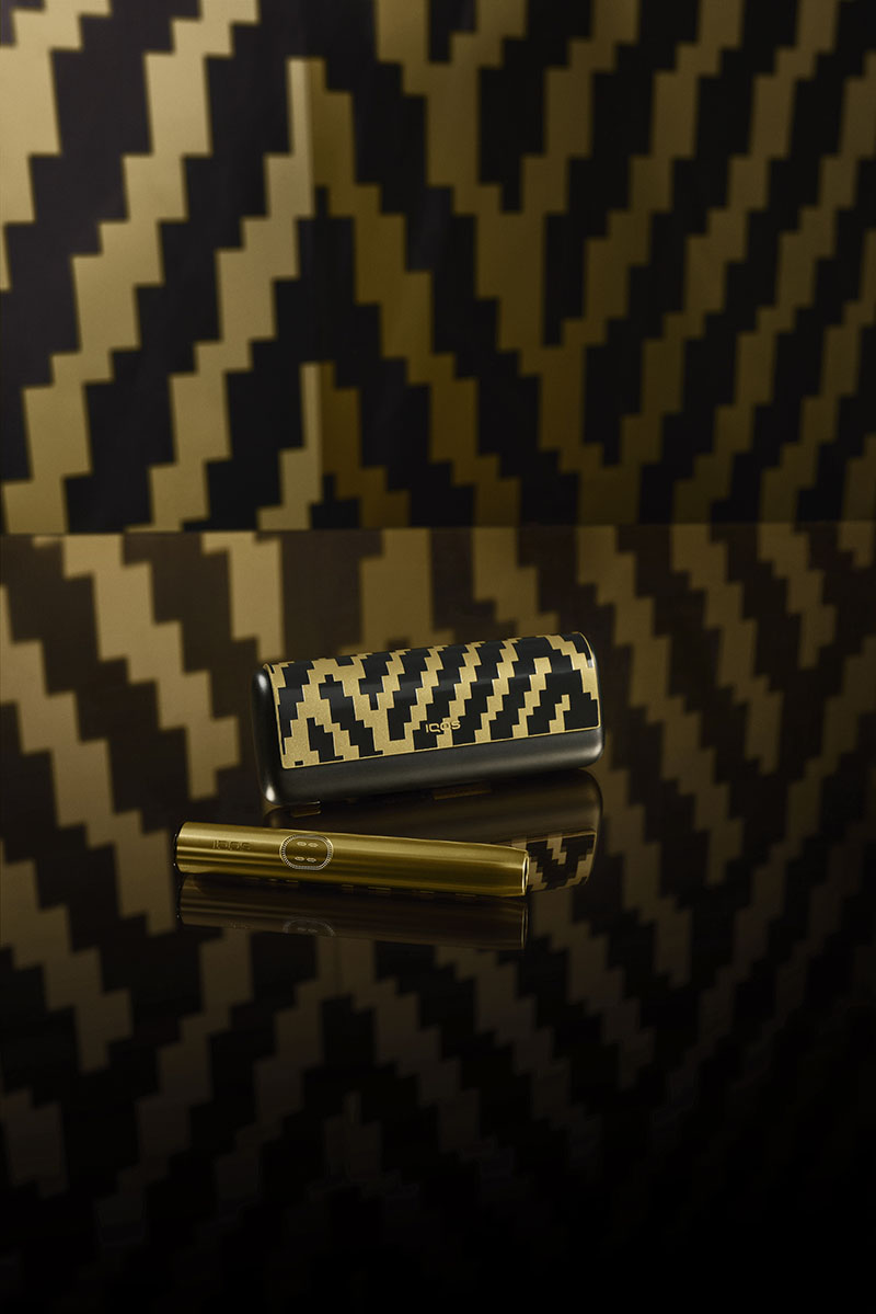 Un dispositivo y su estuche de Iqos Iluma i x Seletti