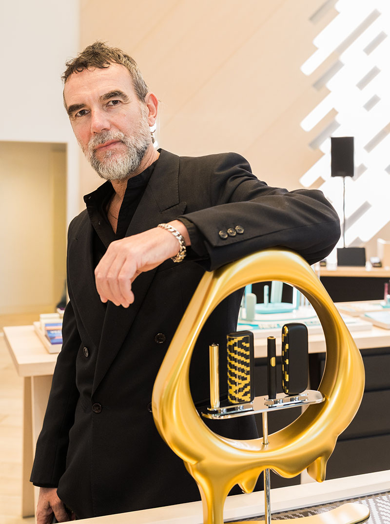 Stefano Seletti posa junto a una instalación que expone la colección Iqos Iluma i x Seletti