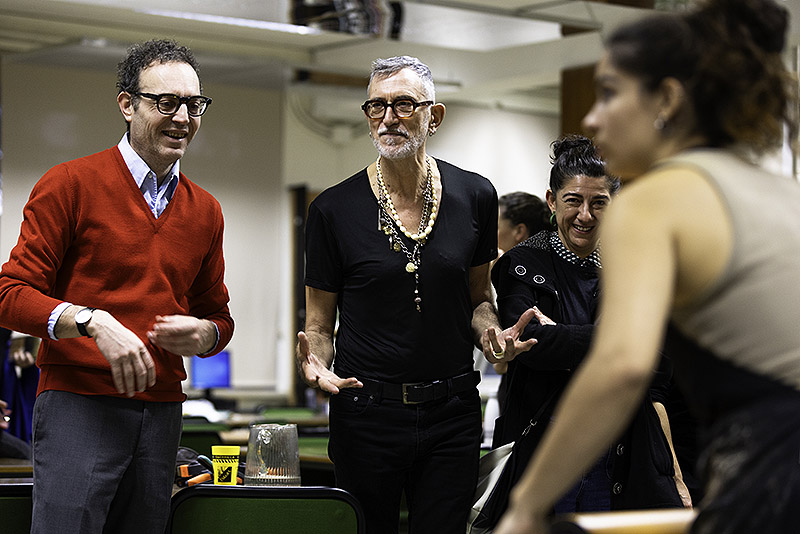 Iván Argote presentando sus mesas con textos en la biblioteca de la universidad Complutense de Madrid