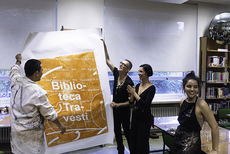 Iván Argote presentando sus mesas con textos en la biblioteca de la universidad Complutense de Madrid