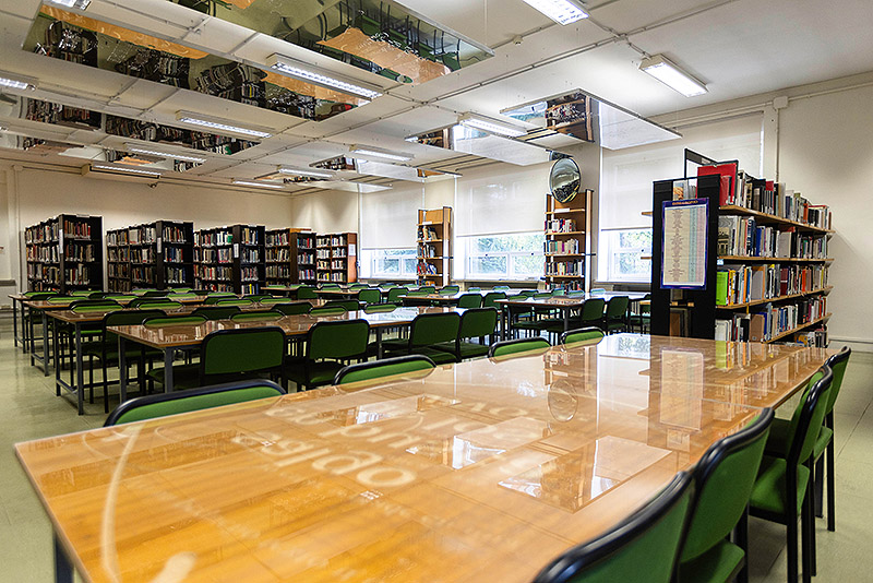 Iván Argote presentando sus mesas con textos en la biblioteca de la universidad Complutense de Madrid