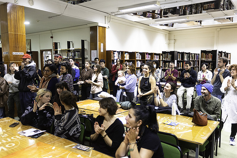 Iván Argote presentando sus mesas con textos en la biblioteca de la universidad Complutense de Madrid