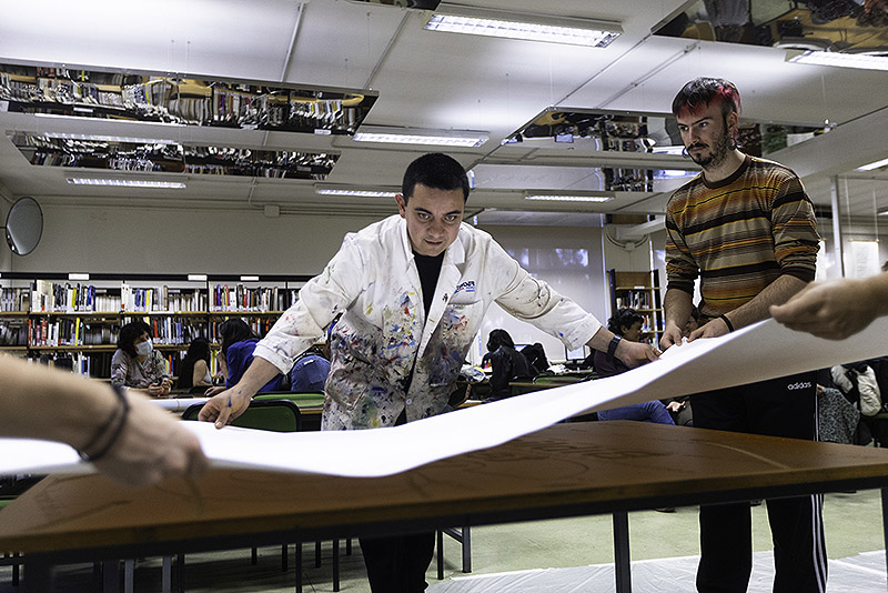 Iván Argote presentando sus mesas con textos en la biblioteca de la universidad Complutense de Madrid