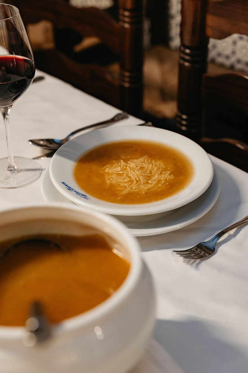 Plato de sopa del cocido madrileño de La Gran Tasca servido junto a la sopera