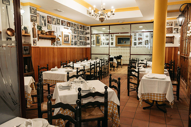 El comedor de La Gran Tasca, preparado para servir su cocido madrileño