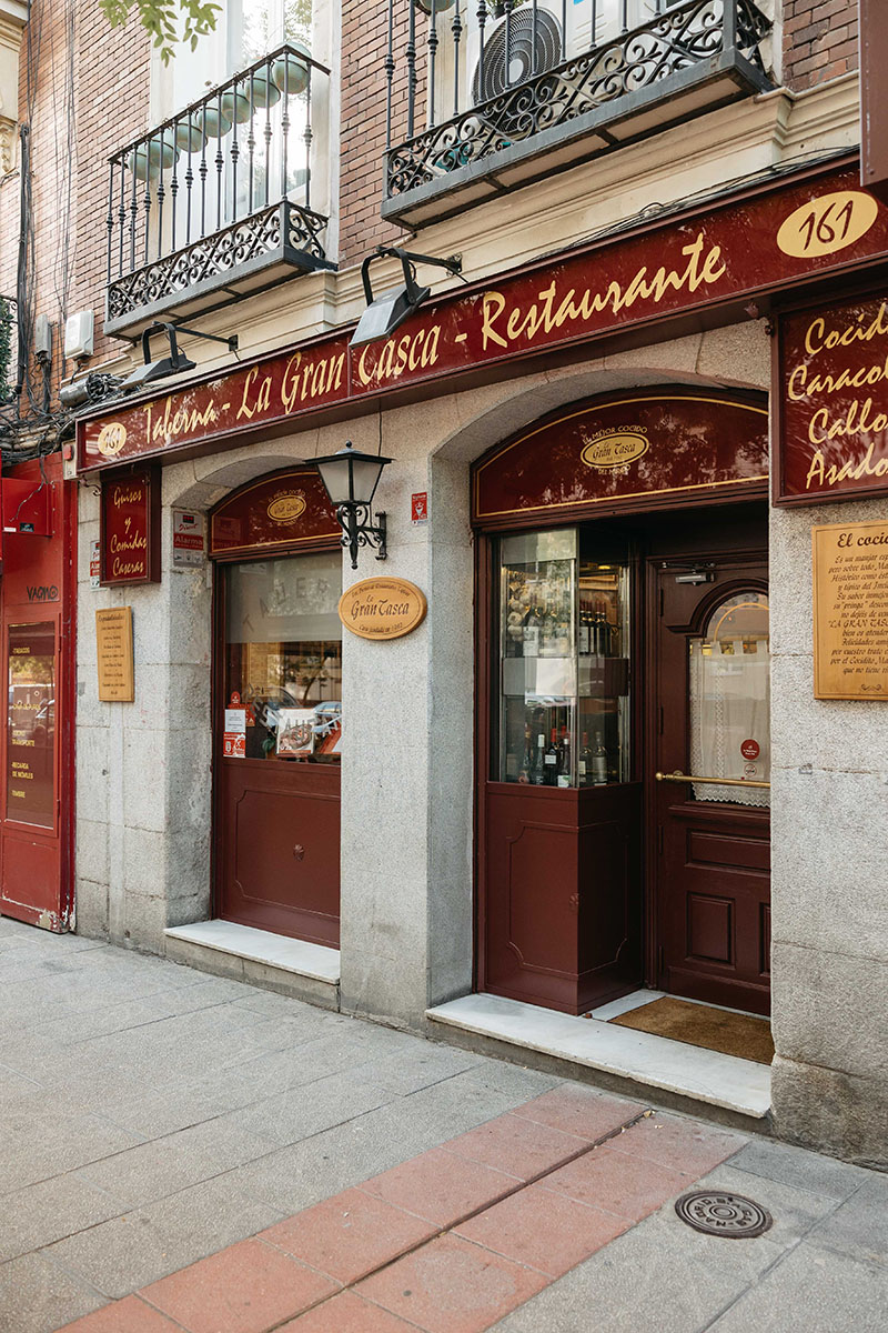 La entrada de La Gran Tasca, donde se ofrece su cocido madrileño