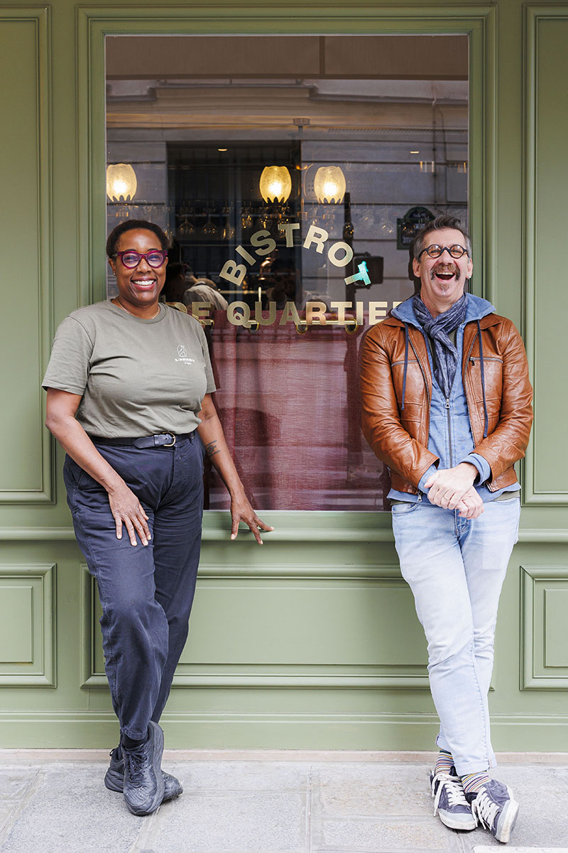 La chef Mashama Bailey y su socio Johno Morisano, los responsables del restaurante L'Arrêt en París, posan delante de la fachada verde del local