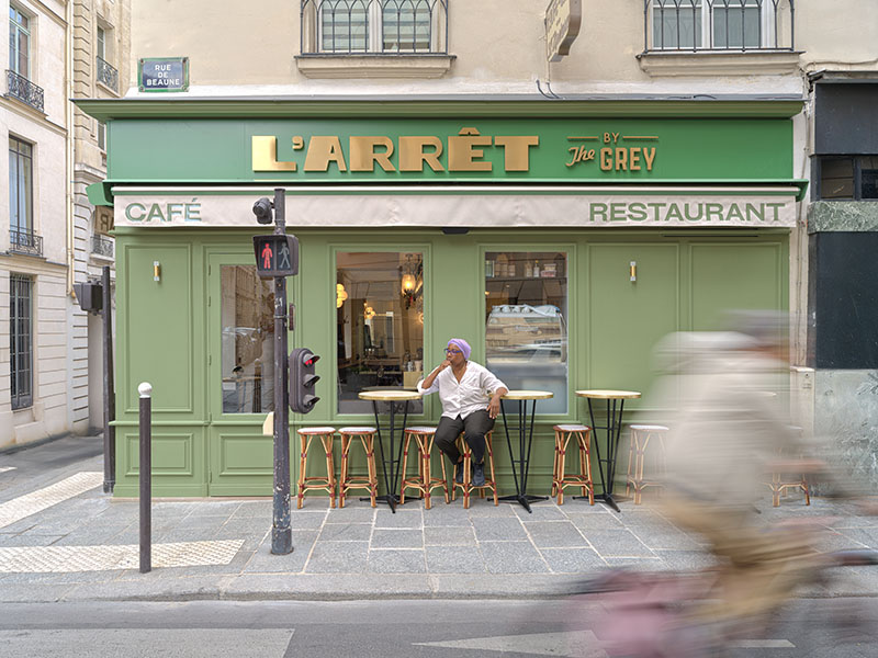 La fachada del restaurante L'Arrêt en París muestra su terraza exterior y el rótulo principal