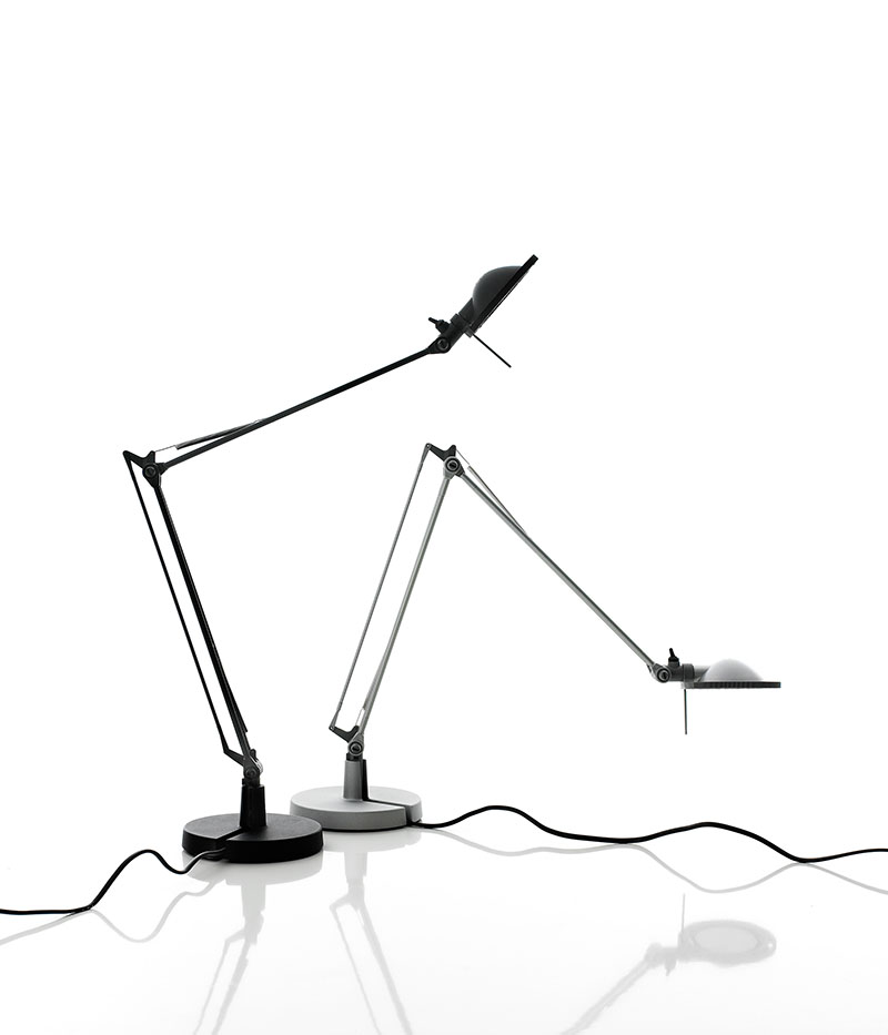 Luceplan: dos lámparas de mesa de Luceplan en negro y gris en una foto de estudio sobre fondo blanco.