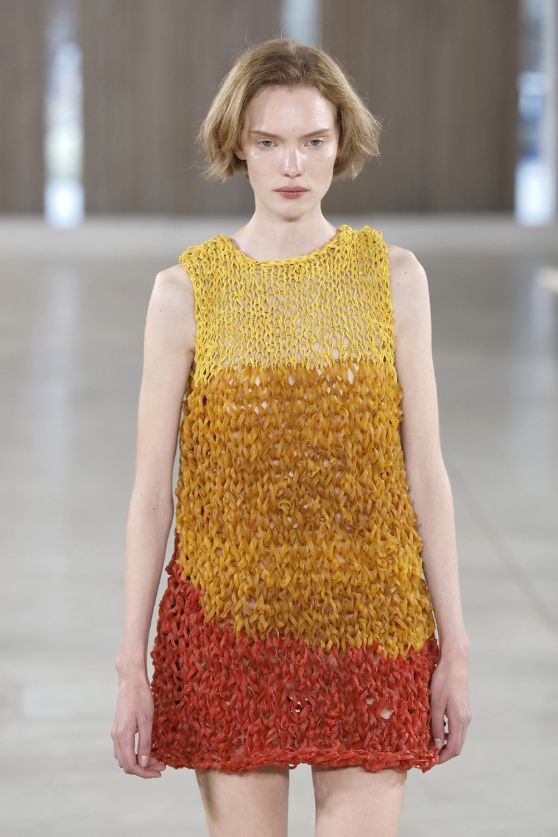 maquillaje primavera verano 2026 tendencias desfile moschino