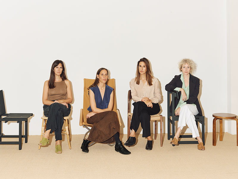 El equipo directivo de Matèria, tienda de mobiliario en Barcelona, posa en el interior del espacio