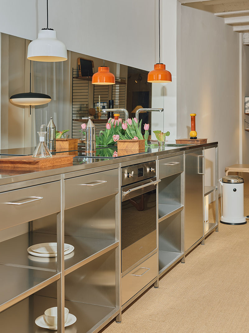 Cocina expositiva de Matèria, tienda de mobiliario en Barcelona, equipada con módulos metálicos y lámparas suspendidas