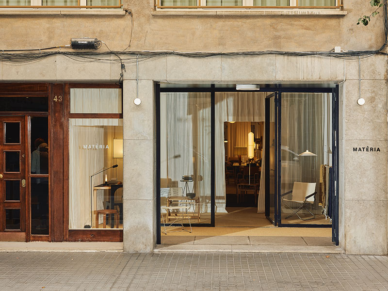 Fachada principal de Matèria, tienda de mobiliario en Barcelona, ubicada en la calle Rector Ubach