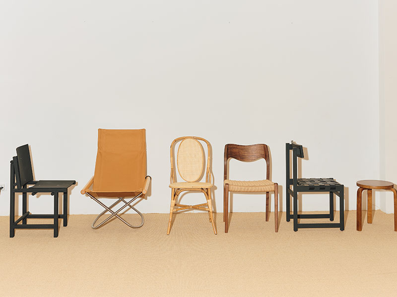 Selección de sillas en exposición en Matèria, tienda de mobiliario en Barcelona