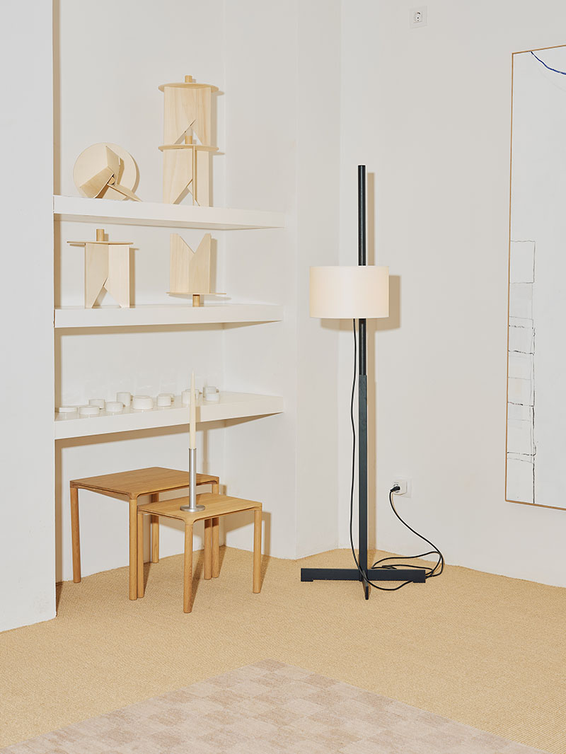 Rincón del showroom de Matèria, tienda de mobiliario en Barcelona, con lámpara de pie y muebles auxiliares