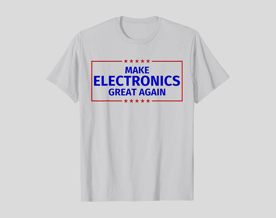 Mega. Las 7 maravillas del mundo digital muestra una camiseta con la frase Make Electronics Great Again