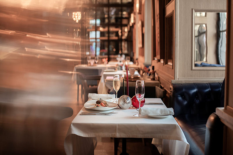 Menús de Navidad en Only You Hotels: mesa de un restaurante