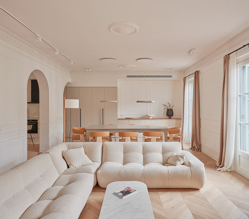 Miel Arquitectos muestran en Long Flat el espacio principal con salón, comedor y cocina integrados