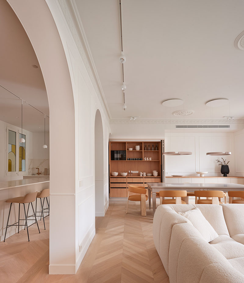 Miel Arquitectos presentan en Long Flat la conexión del comedor con la zona de vitrinas y arcos