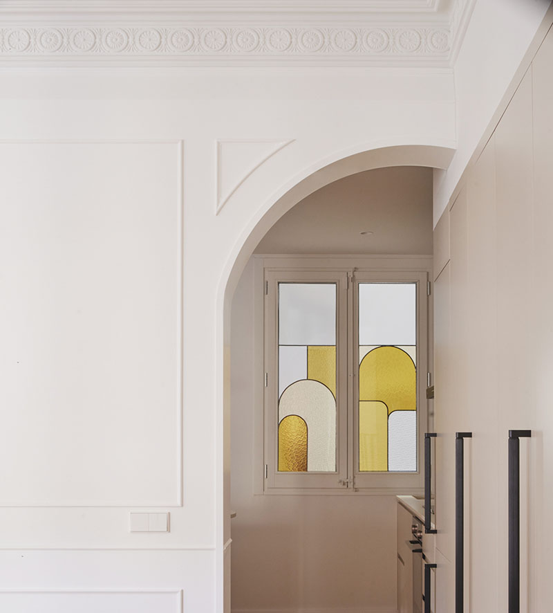 Miel Arquitectos incorporan en Long Flat un ventanal con vitrales geométricos en la cocina