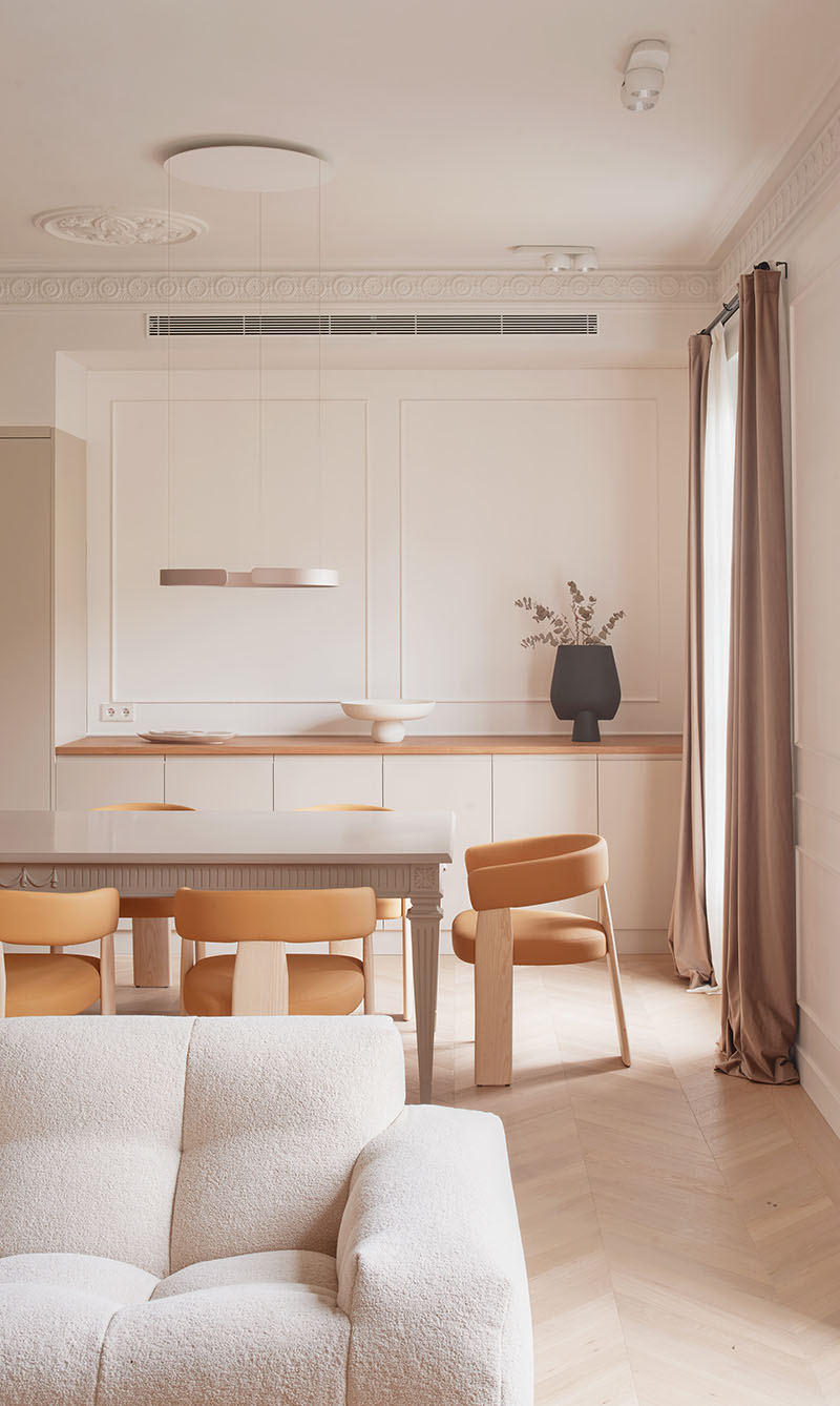 Miel Arquitectos exhiben en Long Flat el comedor iluminado junto al ventanal del salón