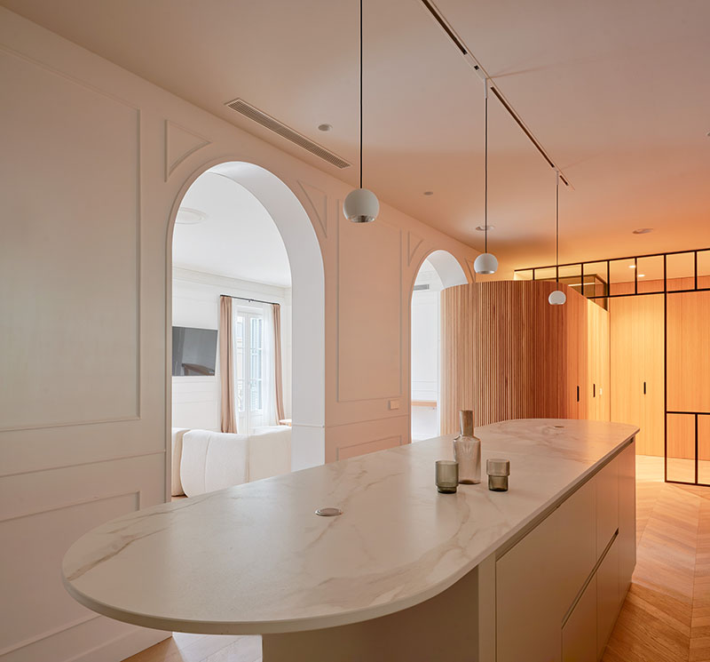 Miel Arquitectos articulan en Long Flat el paso entre arcos y la isla de la cocina