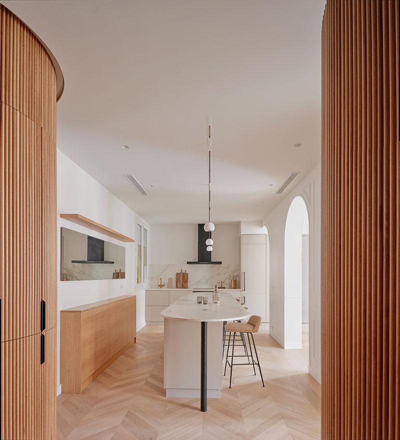 Miel Arquitectos configuran en Long Flat la cocina con isla central y frentes claros