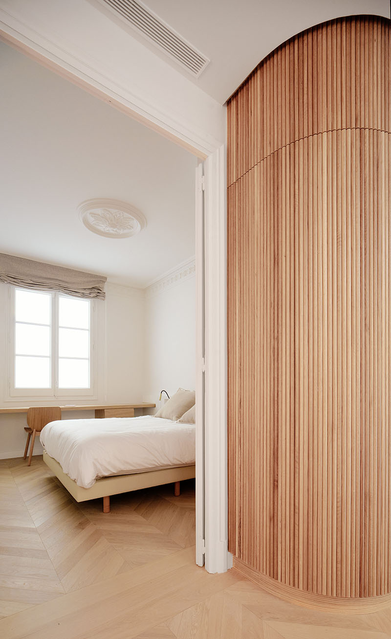 Miel Arquitectos disponen en Long Flat un dormitorio conectado con un volumen curvo de madera
