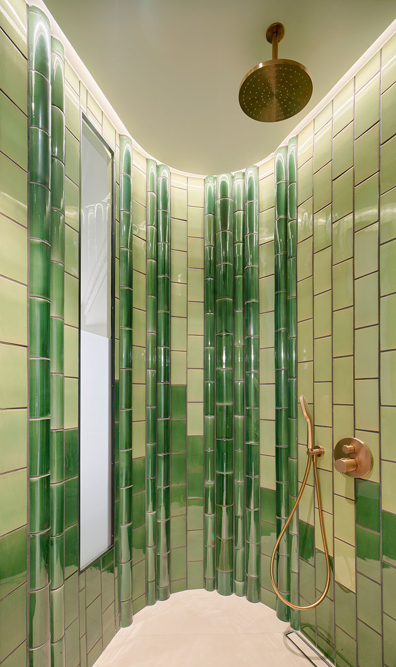Miel Arquitectos diseñan en Long Flat la ducha revestida con piezas cerámicas verdes de acabado tubular