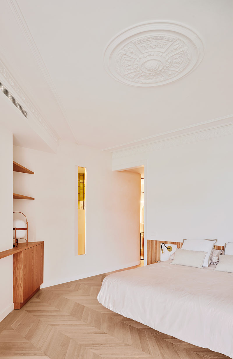 Miel Arquitectos muestran en Long Flat un dormitorio principal con molduras originales y mobiliario a medida