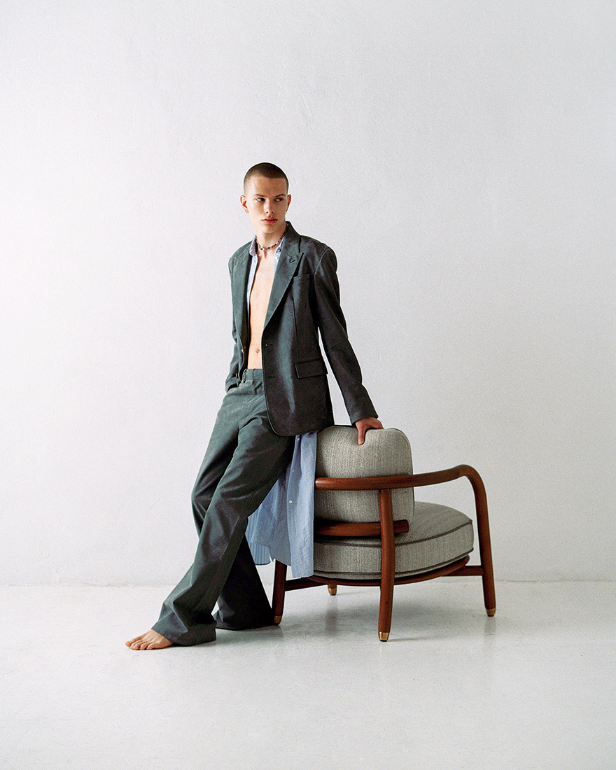 Models Room, editorial de moda y mobiliario: Klym: Total look LOUIS VUITTON + camisa GAP+ collar THOMAS SABO Butaca Meridies diseñada por Roberto Lazzeroni para EXPORMIM