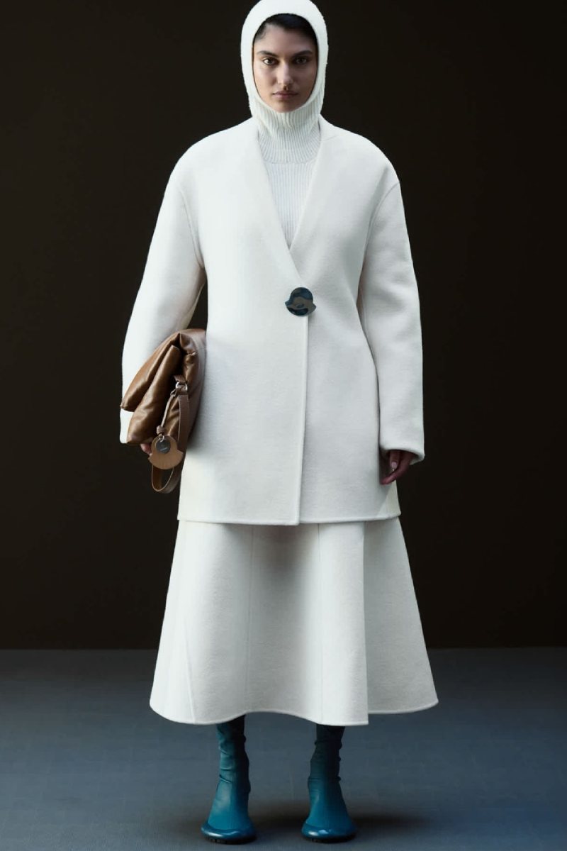 Looks minimalistas moda urbana de invierno tendencias 2025