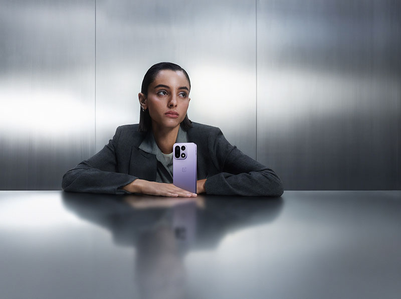 Las 10 diferencias entre el nuevo OnePlus 15 y su antecesor en OnePlus 13: una chica posa con el nuevo dispositivo