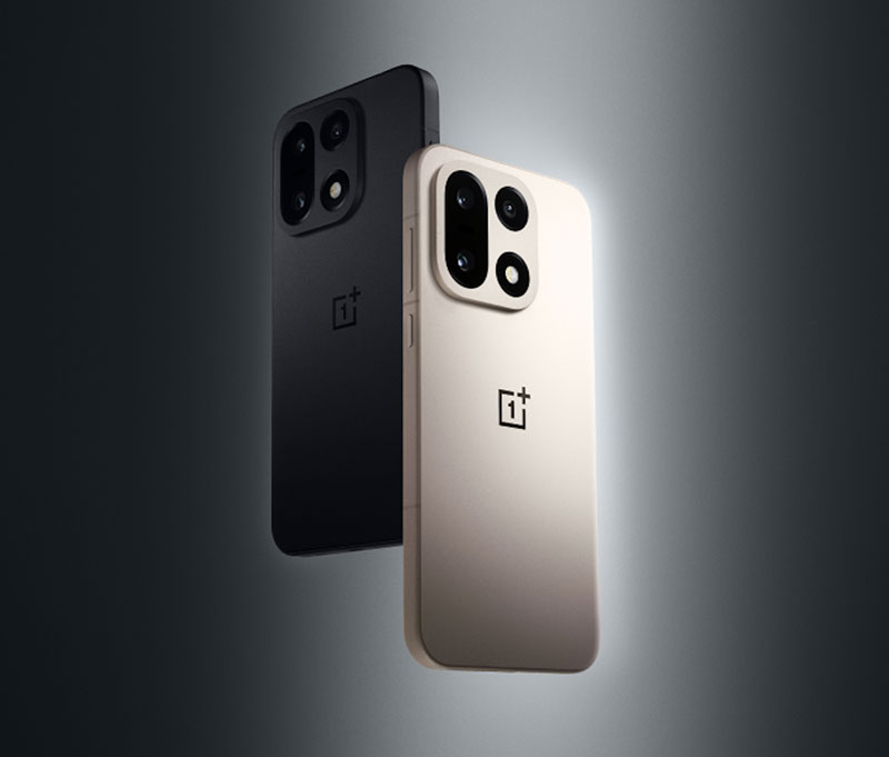 Las 10 diferencias entre el nuevo OnePlus 15 y su antecesor en OnePlus 13: dos de sus modelos en color blanco y negro