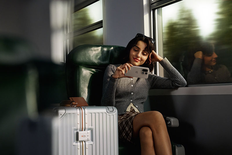 Las 10 diferencias entre el nuevo OnePlus 15 y su antecesor en OnePlus 13: una chica posa con el nuevo dispositivo