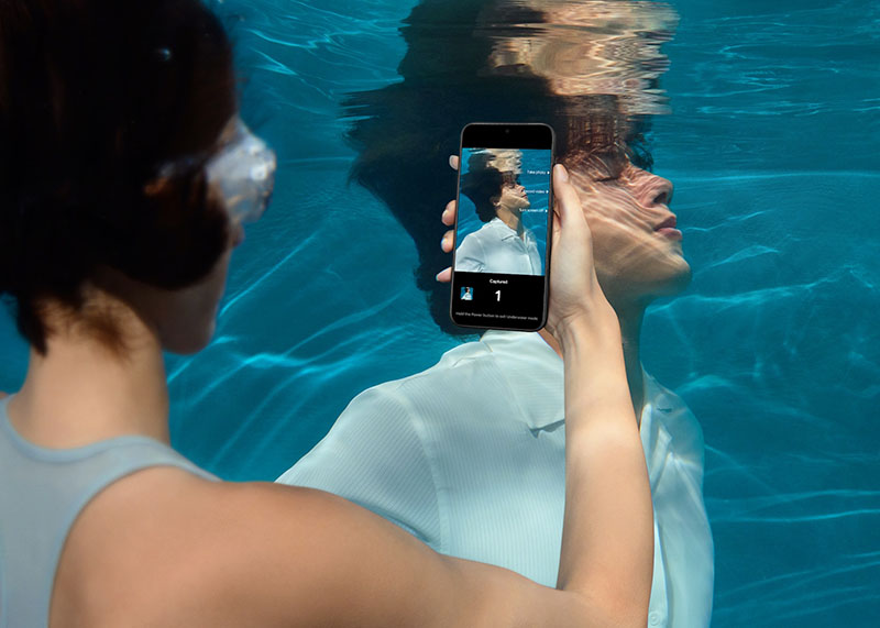 Las 10 diferencias entre el nuevo OnePlus 15 y su antecesor en OnePlus 13: una chica graba con el movil debajo del agua