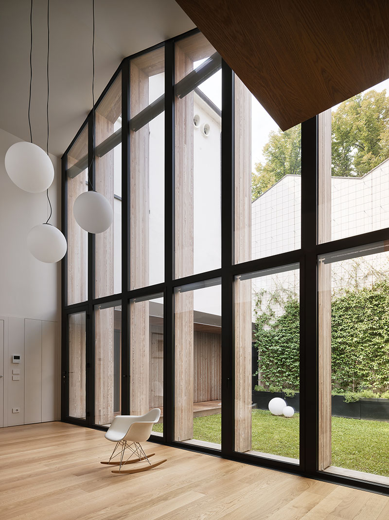 QB Atelier presenta en PDS House el interior orientado al patio mediante una gran fachada acristalada de doble altura