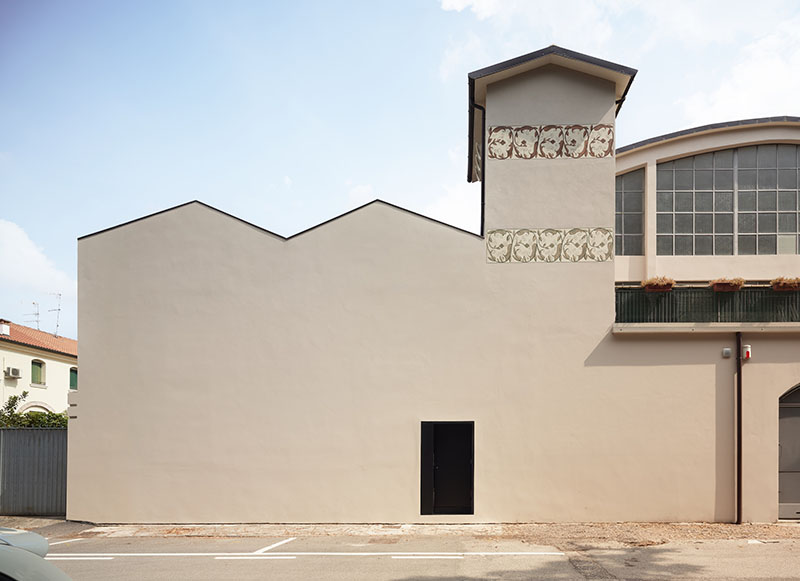 QB Atelier exhibe en PDS House la fachada perimetral reforzada con la silueta industrial intacta