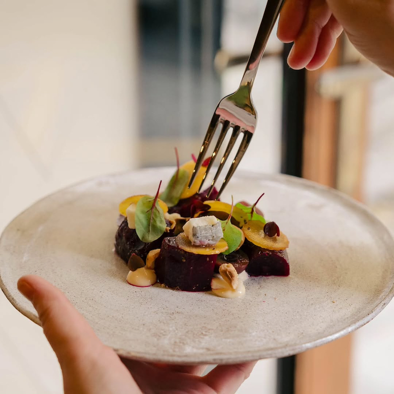 Restaurante Bolboreta: Remolacha de crapaudine, queso moluengo, picotas y avellanas