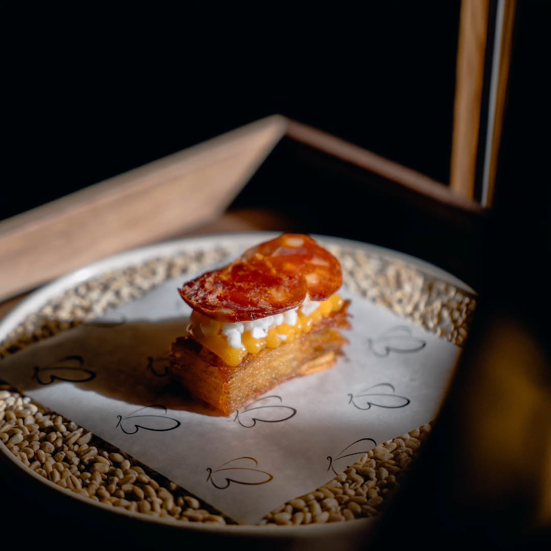 Restaurante Bolboreta: Patata frita, yema de huevo y chorizo de León, uno de los antiguos snacks de la carta