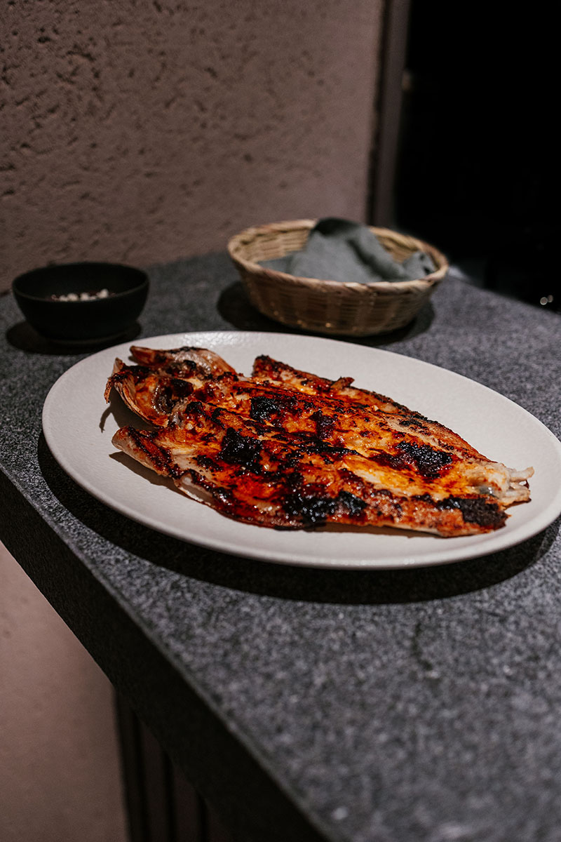 Lubina a la talla presentada en plato oval en El Bajío Madrid