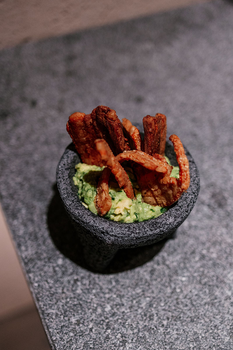 Guacamole con chicharrón servido en molcajete en El Bajío Madrid
