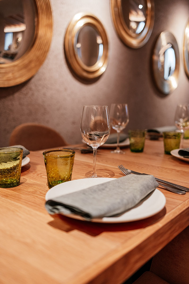 Detalle de mesa puesta con vajilla y cristalería en El Bajío Madrid