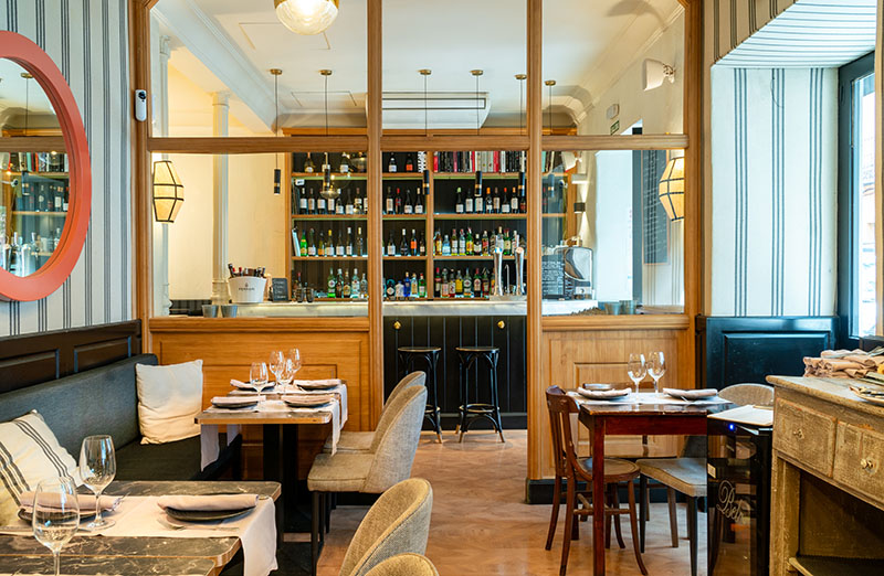 Restaurante Infame Madrid: salón principal con barra al fondo