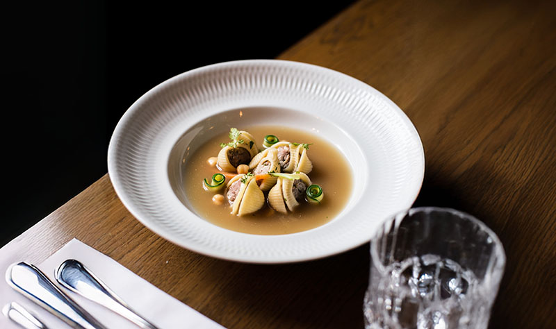 El Restaurante La Dama presenta en los menús de Navidad y Sant Esteve 2025 un plato de escudella con galets y “pelota”