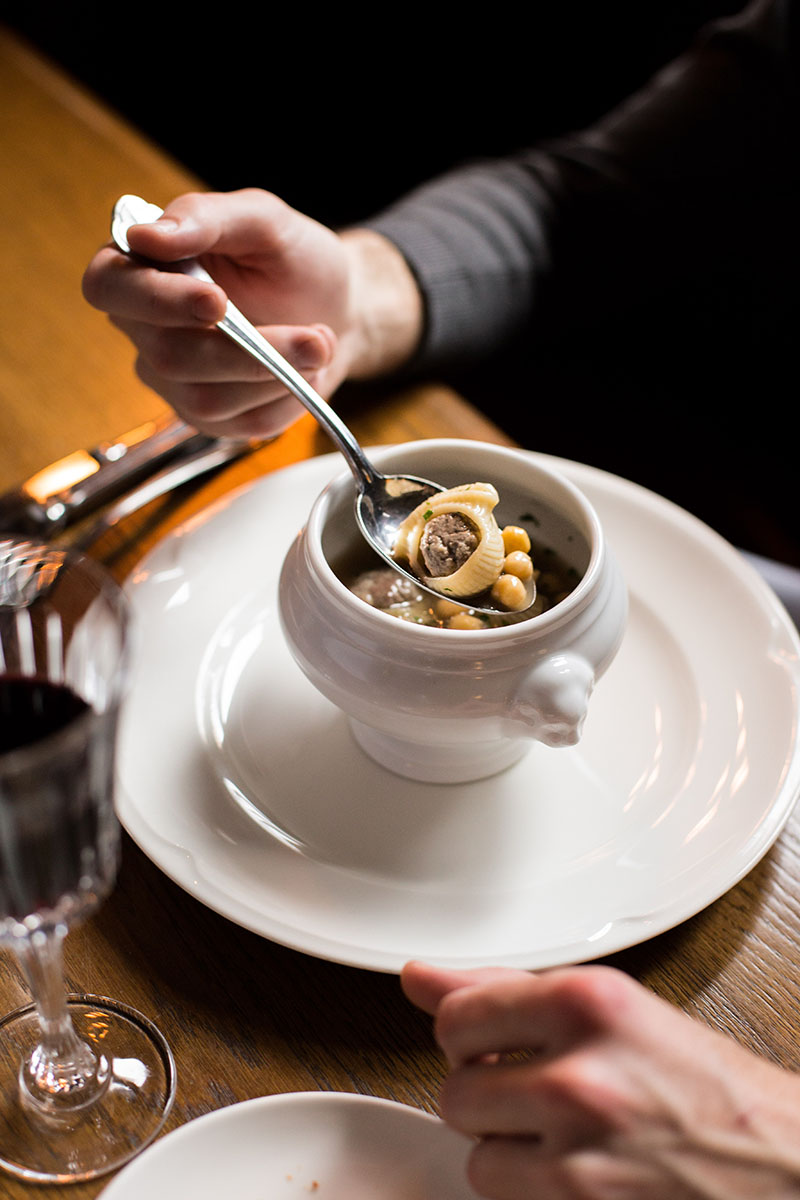 El Restaurante La Dama incluye en los menús de Navidad y Sant Esteve 2025 una escudella servida en sopera individual