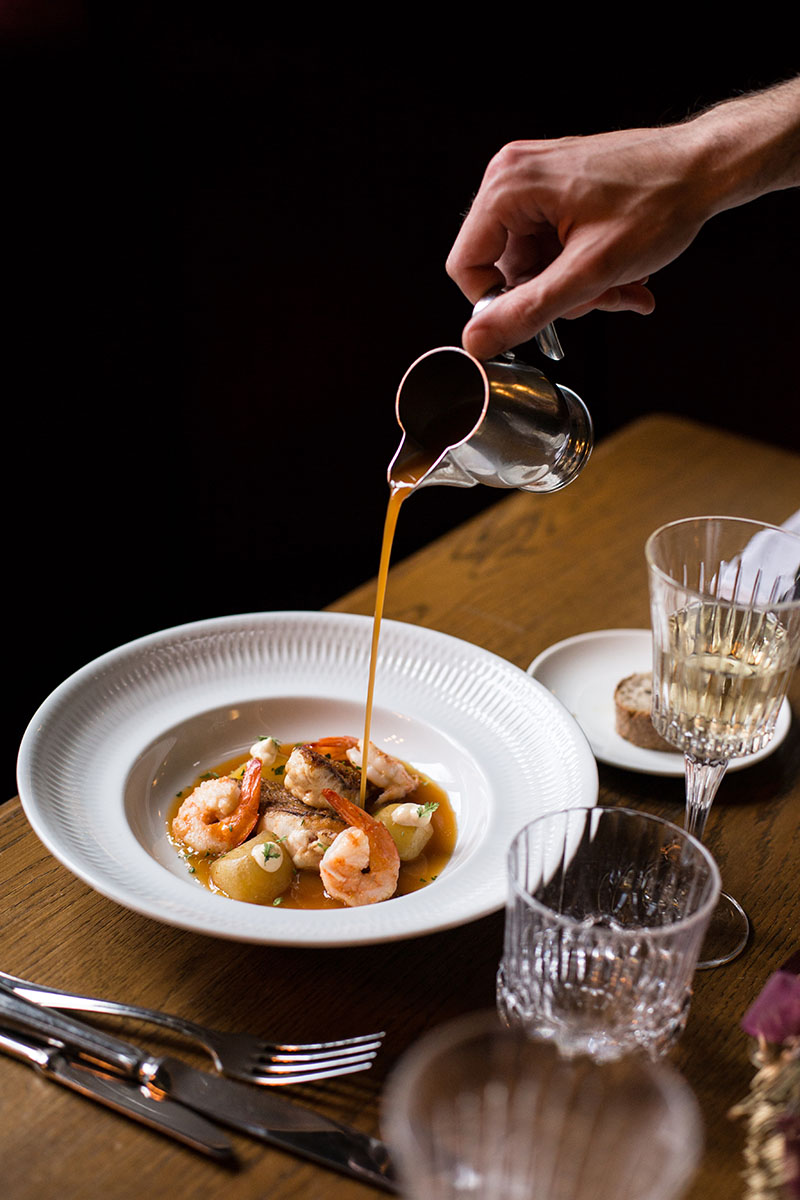 El Restaurante La Dama incorpora en los menús de Navidad y Sant Esteve 2025 un suquet de peix al que se añade el caldo en la propia mesa