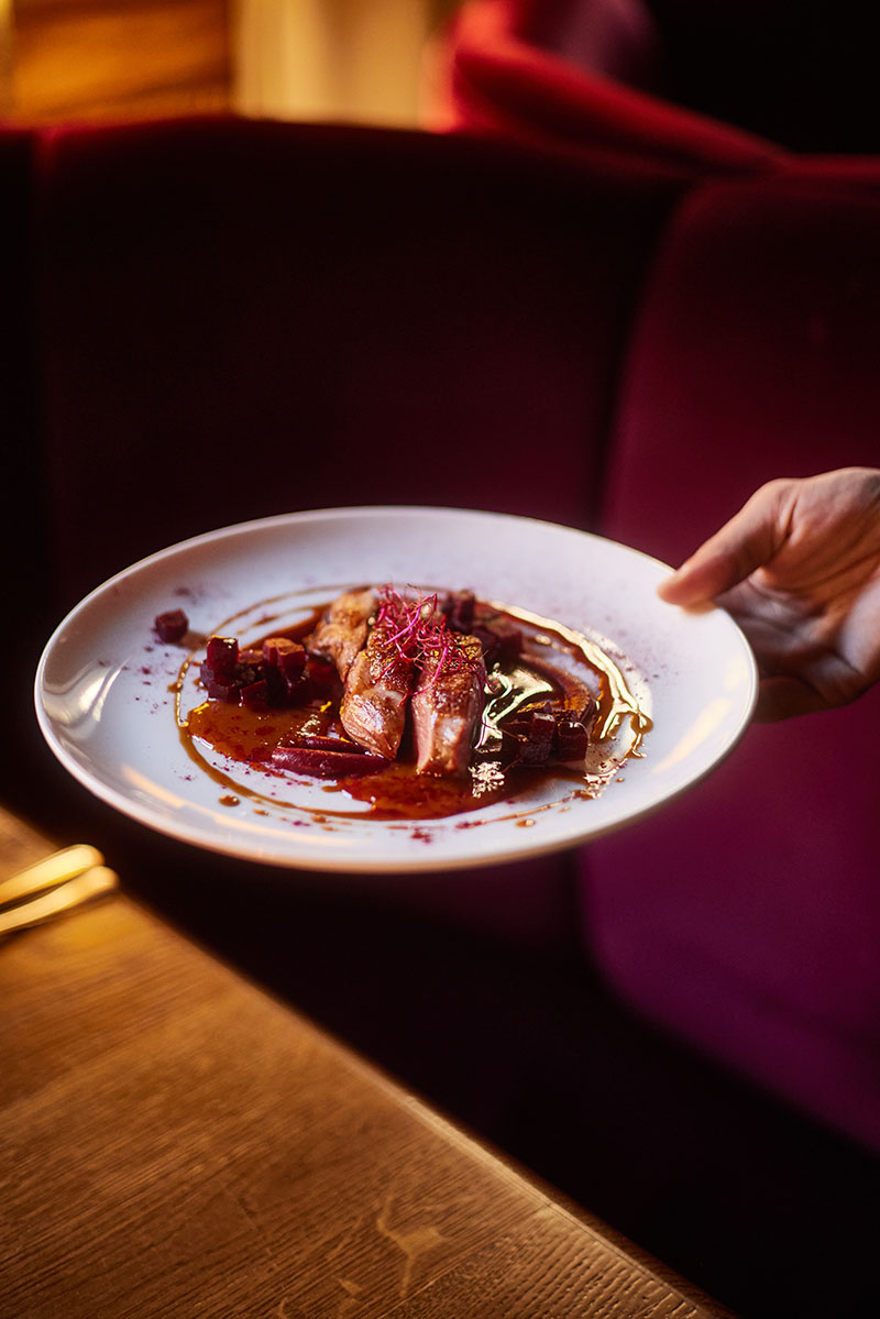 El Restaurante La Dama presenta en los menús de Navidad y Sant Esteve 2025 un plato de carne