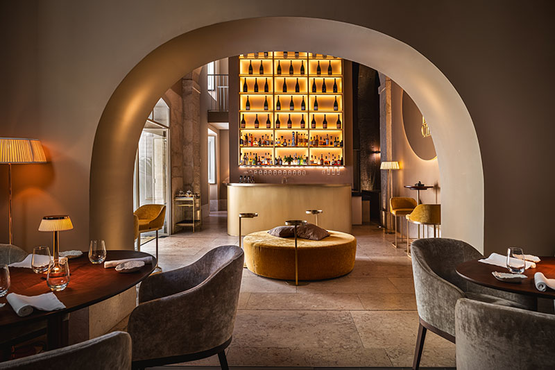 Interior del Restaurante Suba en Lisboa con barra iluminada y zona de mesas